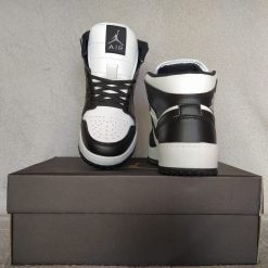 Nike Air Jordan Mid Negro con Blanco Ref:04