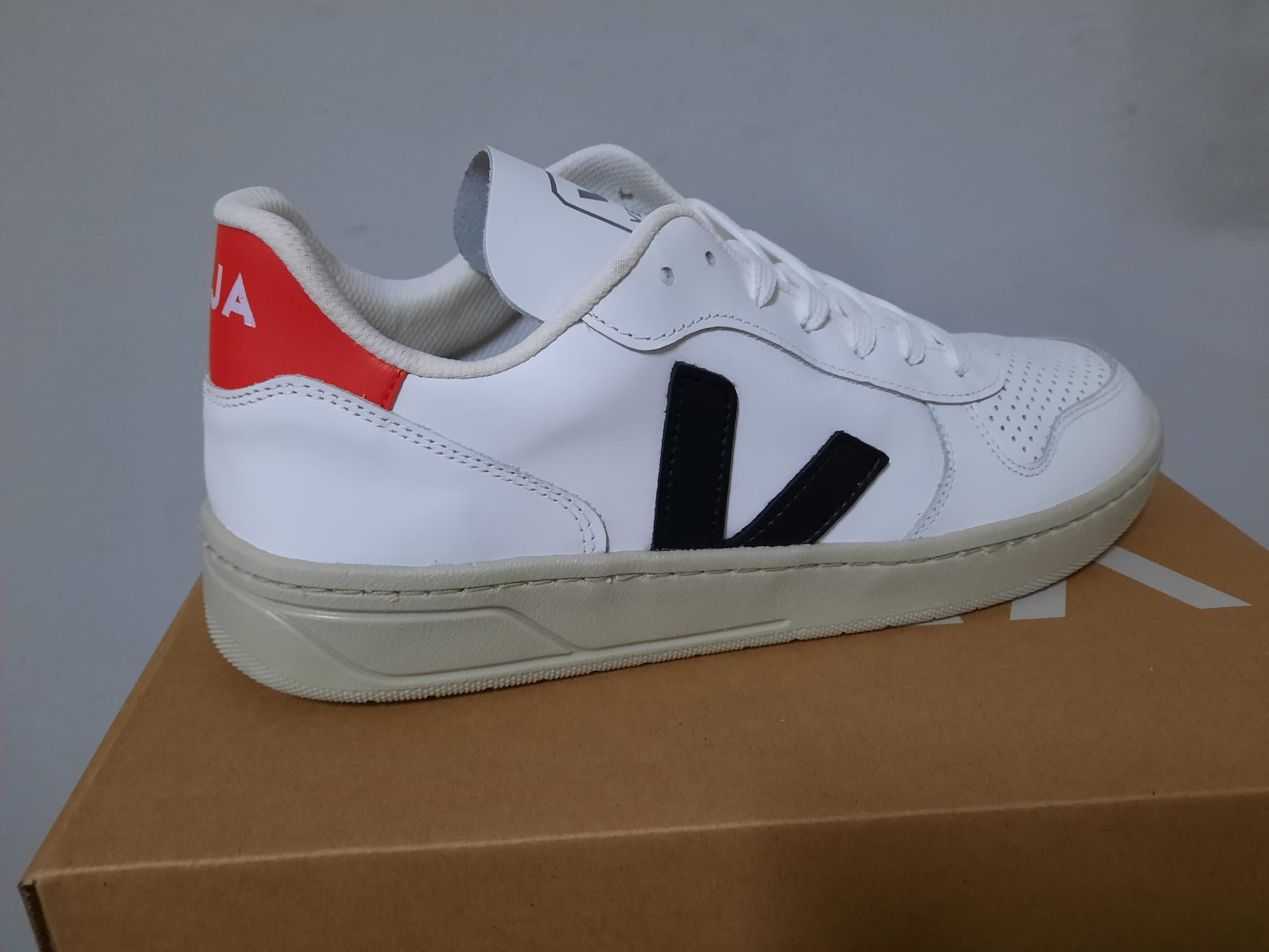 Veja - blanco/negro/rojo