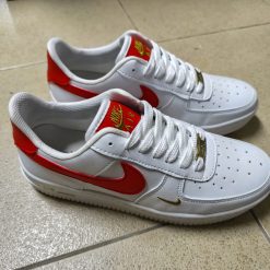 Nike Air Force - Blanco, símbolo rojo