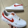 Nike Air Force - Blanco, símbolo rojo