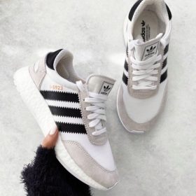 Adidas Iniki blanco