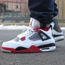 Nike Air Jordan 4 Retro "Fire Red" - Rojo